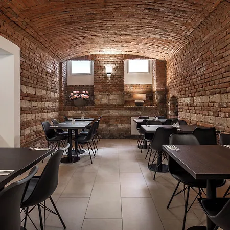 Unique 4* Prague